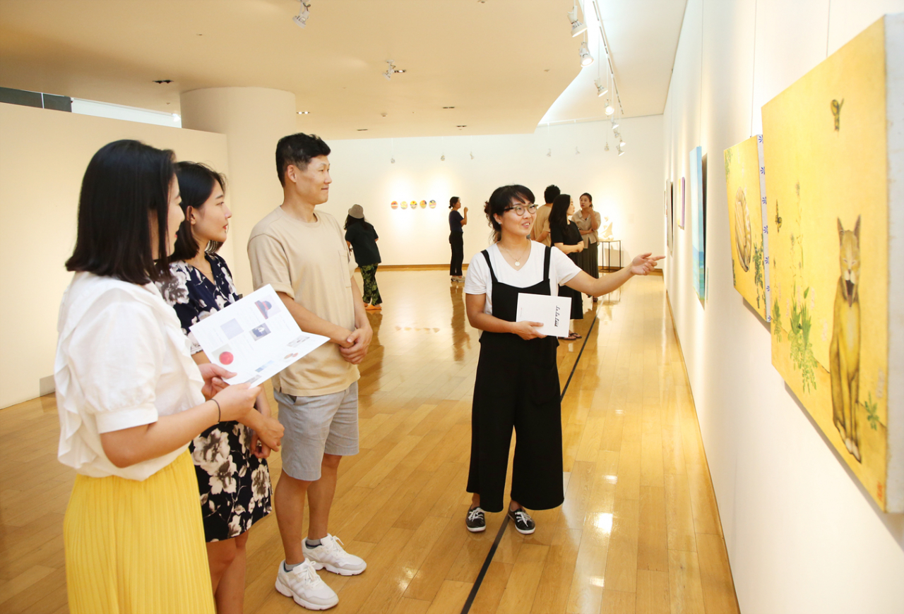 다음 달 6일까지 진행되는 라라랜드전은 경남·부산 2030세대 작가 19명의 작품이 BNK경남은행갤러리 1층과 2층에 나뉘어 꾸며졌다.