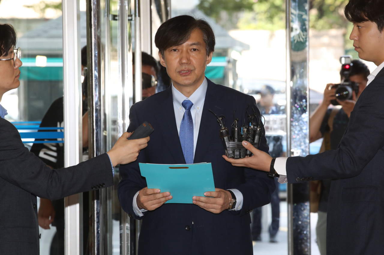 조국 법무부 장관 후보자가 20일 오전 인사청문회 준비 사무실이 마련된 서울 종로구 한 건물로 들어서며 정책 비전을 발표하고 있다. [연합]