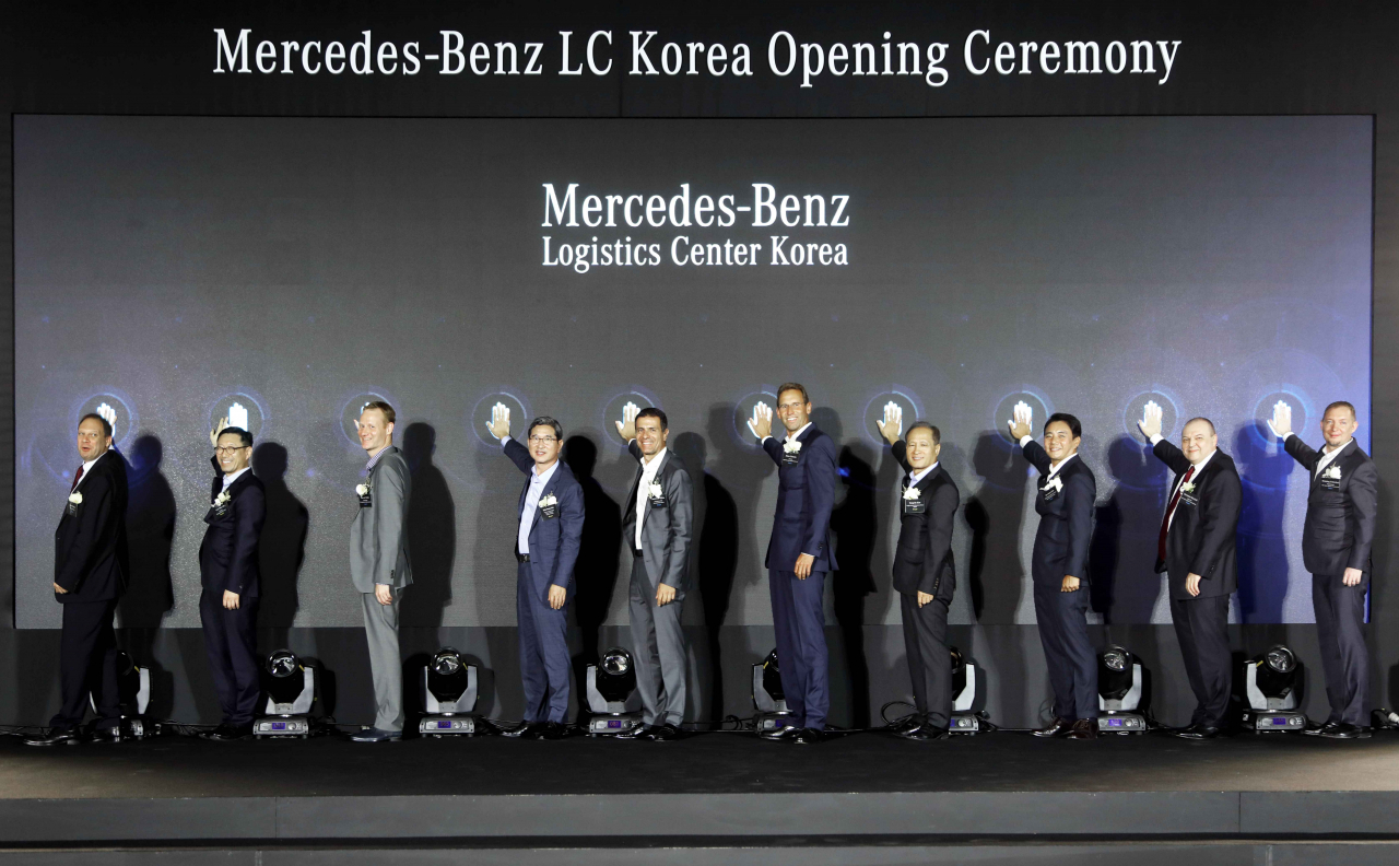 메르세데스-벤츠 부품물류센터 증축 축하 세리머니.(왼쪽 네번째부터)김학용 국회의원(경기 안성), 메르세데스-벤츠 코리아 디미트리스 실라키스 대표이사 사장, 다임러 그룹 부품물류 클라우스 짐스키 총괄, KOTRA 김성진 외국인투자옴브즈만. [메르세데스-벤츠코리아 제공]