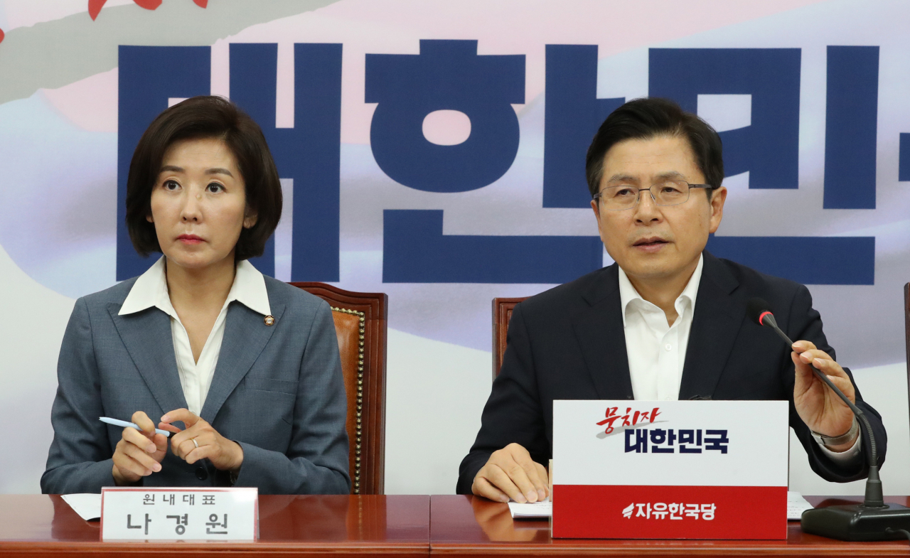 황교안 자유한국당 대표가 21일 국회에서 열린 최고위원-중진의원 연석회의에서 발언하고 있다. [연합]