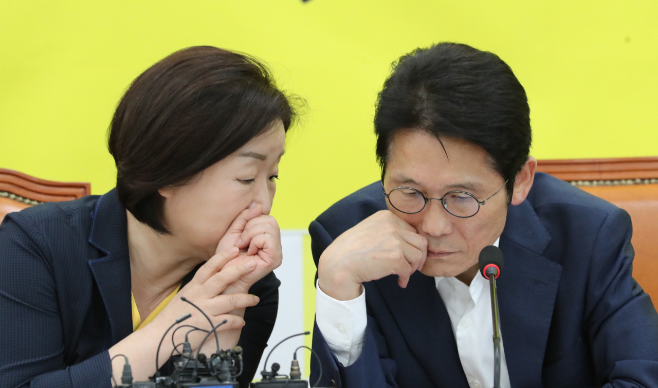 정의당 심상정 대표(왼쪽)와 윤소하 원내대표가 20일 오전 국회에서 열린 의원총회에서 이야기하고 있다. 연합뉴스