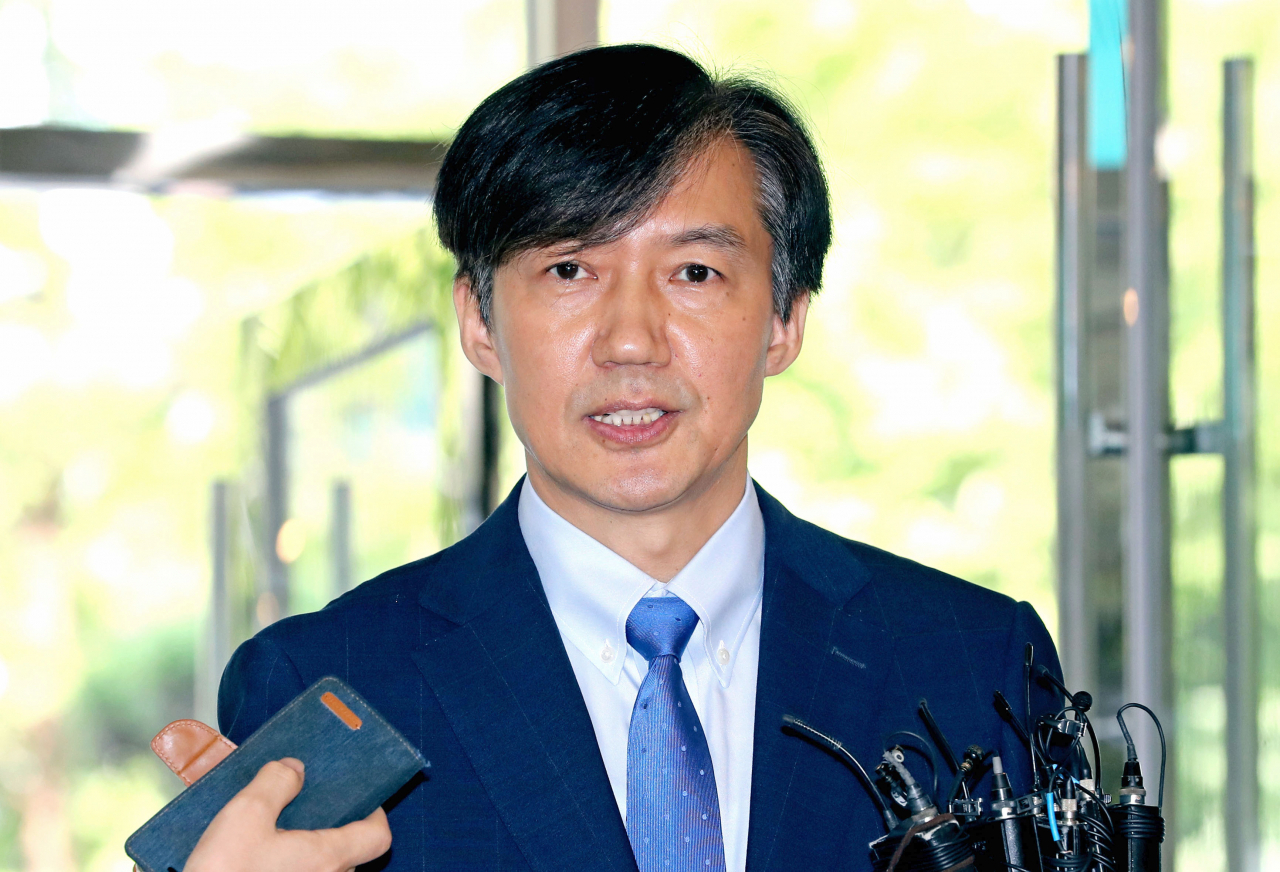 조국 법무부 장관 후보자가 20일 오전 인사청문회 준비 사무실이 마련된 서울 종로구 한 건물로 출근하며 취재진의 질문에 답하고 있다. 연합뉴스