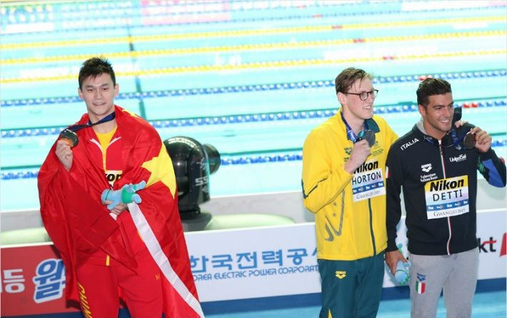 2019 광주세계수영선수권 대회 남자 자유형 400m에서 금메달을 차지한 중국의 쑨양(왼쪽). 이날 시상식에서 은메달을 차지한 호튼(가운데)은 동메달리스트인 데티하고만 기념촬영을 해 도핑 논란을 빚고 있는 쑨양에 대한 불만을 드러냈다.[연합]