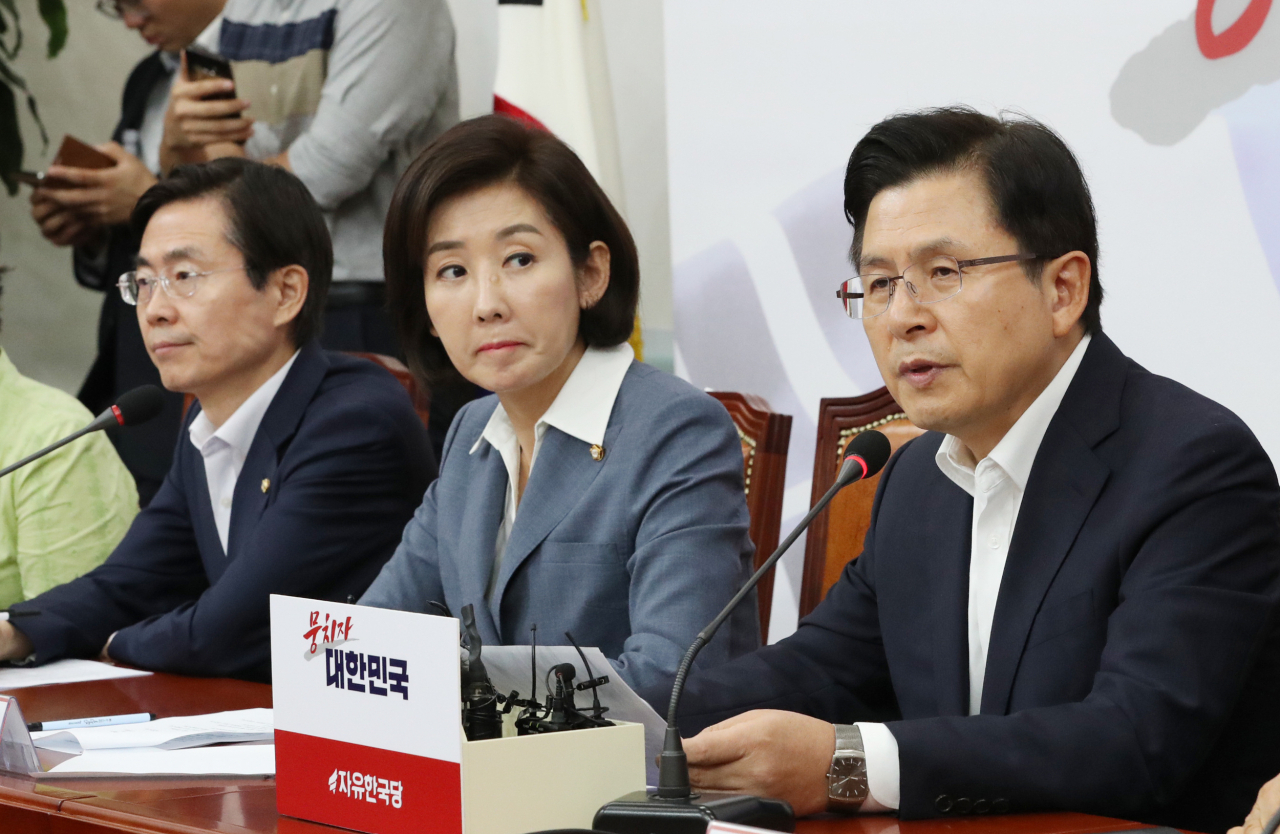 황교안 자유한국당 대표가 21일 국회에서 열린 최고위원-중진의원 연석회의에서 발언하고 있다. [연합]