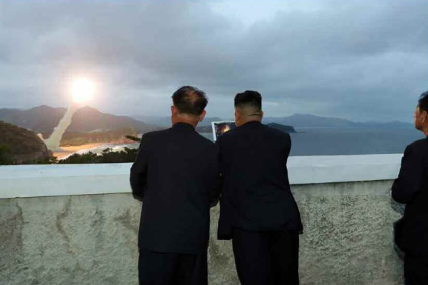 북한이 지난달부터 6차례에 걸쳐 10발 이상의 단거리탄도미사일을 비롯한 발사체 발사에 한 대당 최소 100만달러 이상씩 총 1000만달러 이상의 비용을 썼을 것이라는 관측이 제기됐다. [헤럴드DB]