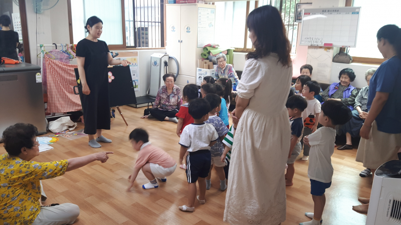 황중경로당에서 구연동화수업을 진행하고 있다. [중구 제공]