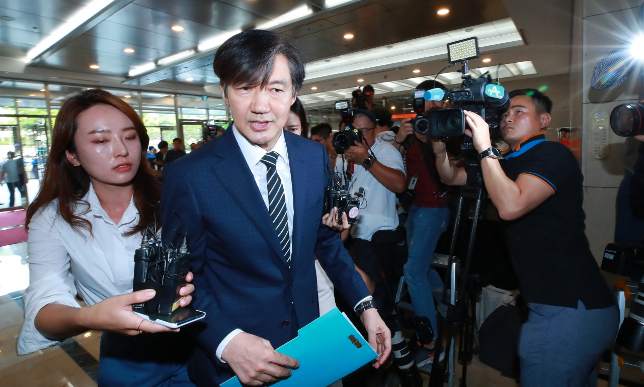 조국 법무부 장관 후보자가 21일 오전 인사청문회 준비 사무실이 마련된 서울 종로구 적선 현대빌딩으로 출근하고 있다. 연합뉴스