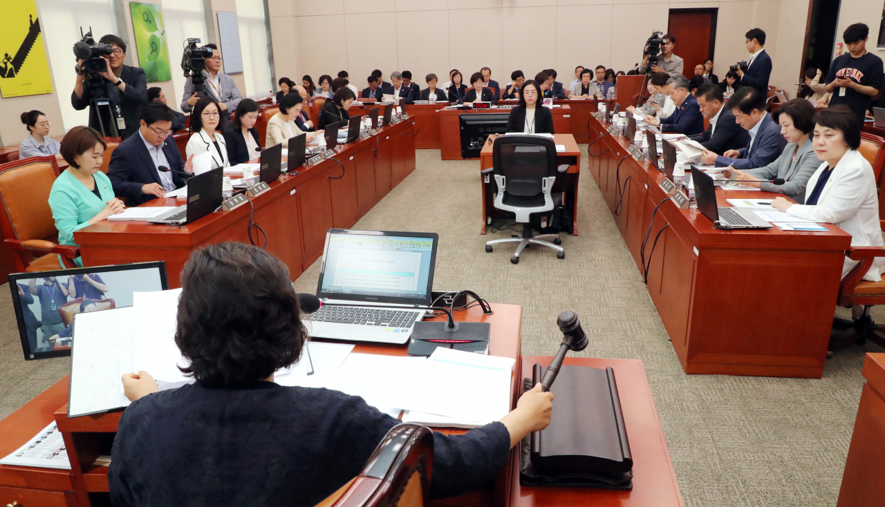 이정옥 여성가족부 장관 후보자에 대한 인사청문회 실시계획서 채택과 경력단절여성 경제활동 촉진법 개정안 등을 논의하는 국회 여성가족위원회 전체회의가 21일 오전 더불어민주당 소속 인재근 위원장의 주재로 열리고 있다. [연합]