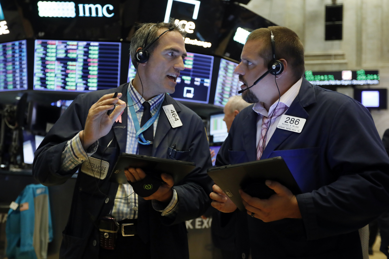 미국 뉴욕증권거래소(NYSE) 거래인들이 이야기를 나누고 있다.[AP]