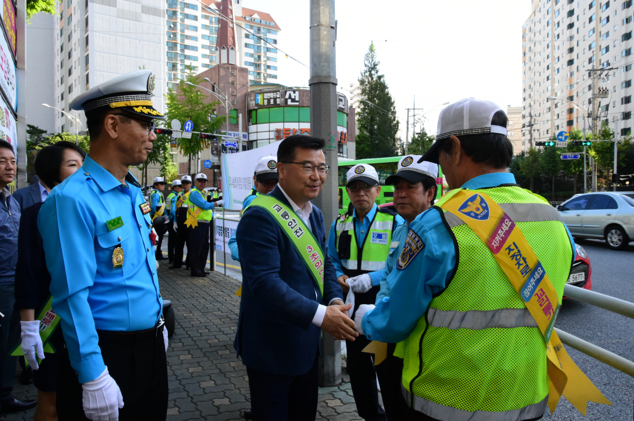 류경기 중랑구청장이 지난해 9월 중랑구청사거리에서 교통캠페인을 벌이고 있는 모범운전자회 회원들을 격려하고 있다. [중랑구 제공]
