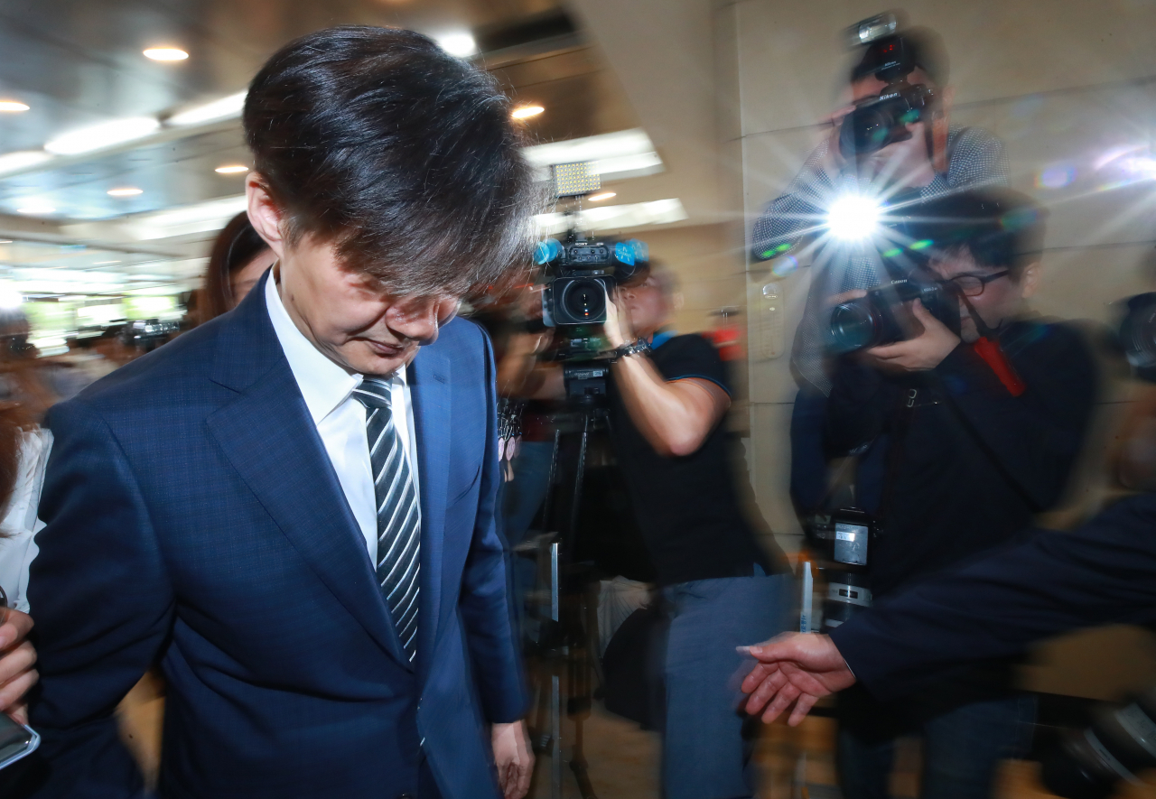 조국 법무부 장관 후보자가 21일 오전 인사 청문회 준비단 사무실이 마련된 서울 종로구 적선현대빌딩으로 출근하던 도중 최근 불거진 의혹과 관련해 입장을 밝힌 뒤 사무실로 들어가고 있다. [연합]