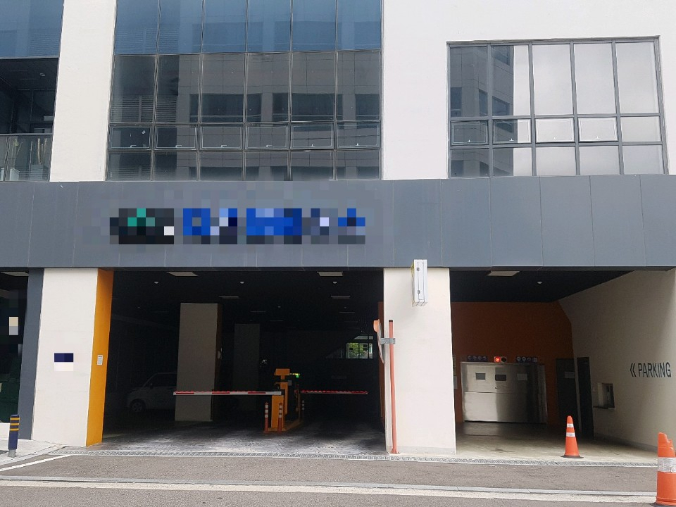 지난 20일 본지 기자가 찾은 조국 법무부 장관 후보자의 딸 조모(28) 씨가 살고 있는 오피스텔. 본지 취재결과 조 씨의 차량은 일각에서 주장했던 수입 스포츠카 ‘포르쉐’가 아닌 현대 아반떼인 것으로 확인됐다. [정세희 기자/say@heraldcorp.com]