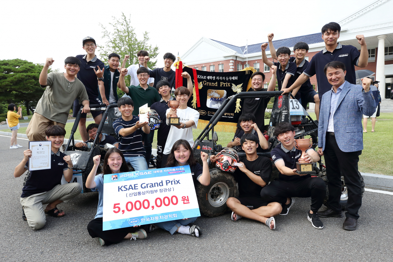 계명대 속도위반팀이 ‘2019 KSAE 대학생 자작자동차대회’ 바하(Baja)부문에서 1위에 올라 종합우승인 그랑프리를 차지했다.[계명대 제공]