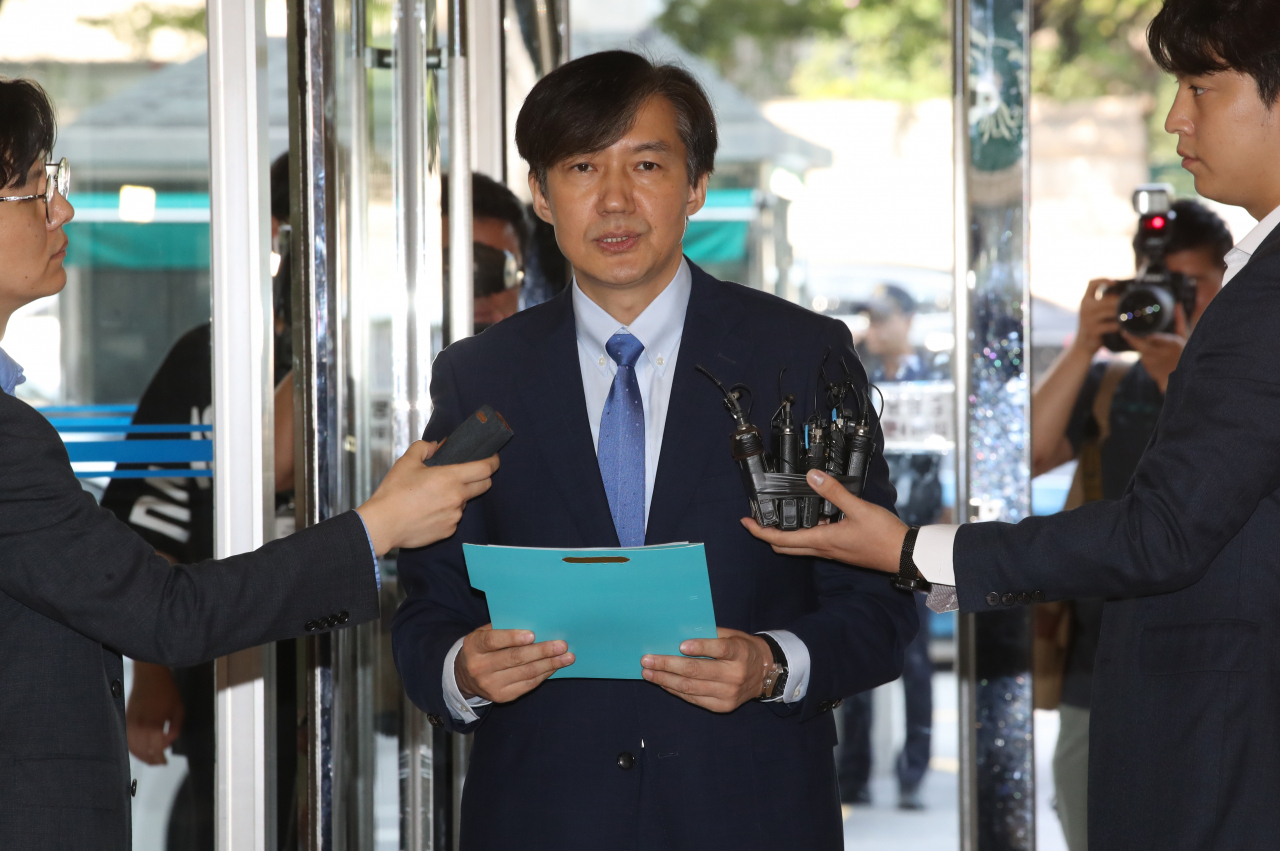 조국 법무부장관 후보자의 딸 조모씨가 고교 시절 2주간의 인턴 과정 후 SCI급 논문 제1저자로 등재돼 특혜 의혹이 일고 있다. 연합 제공