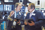 미국 뉴욕증권거래소(NYSE) 거래인들이 이야기를 나누고 있다. [AP]