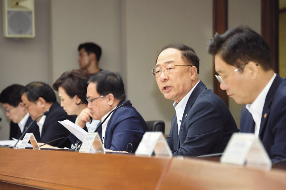 홍남기 부총리 겸 기획재정부 장관이 21일 서울 여의도 한국수출입은행에서 열린 ‘제22차 경제활력대책회의 겸 제3차 혁신성장 전략회의’를 주재하며 모두발언을 하고 있다. [기획재정부 제공]