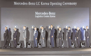 메르세데스-벤츠 부품물류센터 증축 축하 세리머니.(왼쪽 네번째부터)김학용 국회의원(경기 안성), 메르세데스-벤츠 코리아 디미트리스 실라키스 대표이사 사장, 다임러 그룹 부품물류 클라우스 짐스키 총괄, KOTRA 김성진 외국인투자옴브즈만. [메르세데스-벤츠코리아 제공]