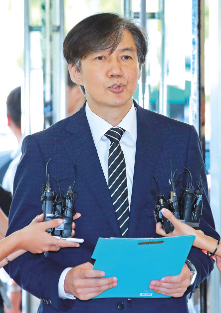 조국 법무부 장관 후보자가 21일 오전 인사청문회 준비 사무실이 마련된 서울 종로구 적선 현대빌딩으로 출근하며 불거진 의혹과 관련해 입장을 밝히고 있다. [연합]