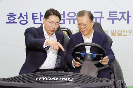 문재인 대통령(오른쪽)이 지난 20일 오후 전북 전주시 효성첨단소재㈜ 전주공장에서 열린 탄소섬유 신규투자 협약식이 끝난 뒤 조현준 효성그룹 회장과 탄소섬유를 사용해 3D 프린터로 제작한 전기자동차를 시승해보고 있다. [연합]