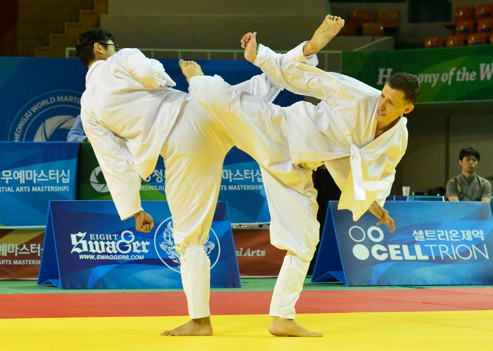 한국의 택견이 이제는 세계인의 무예가 됐다 사진은 외국인들의 택견 겨루기 모습(제공 충북도)