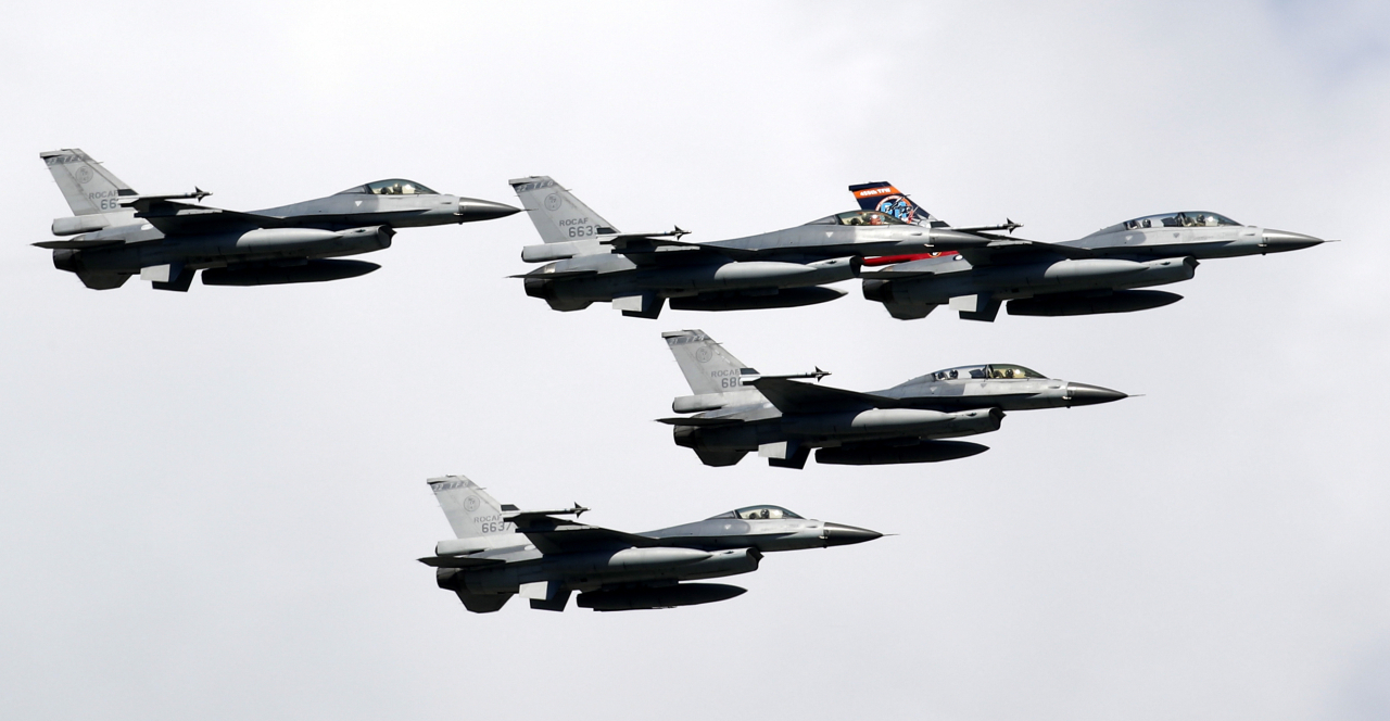 지난 2017년 9월 대만 공군의 오픈하우스 행사 중에 F-16 전투기가 비행하고 있다. [EPA]