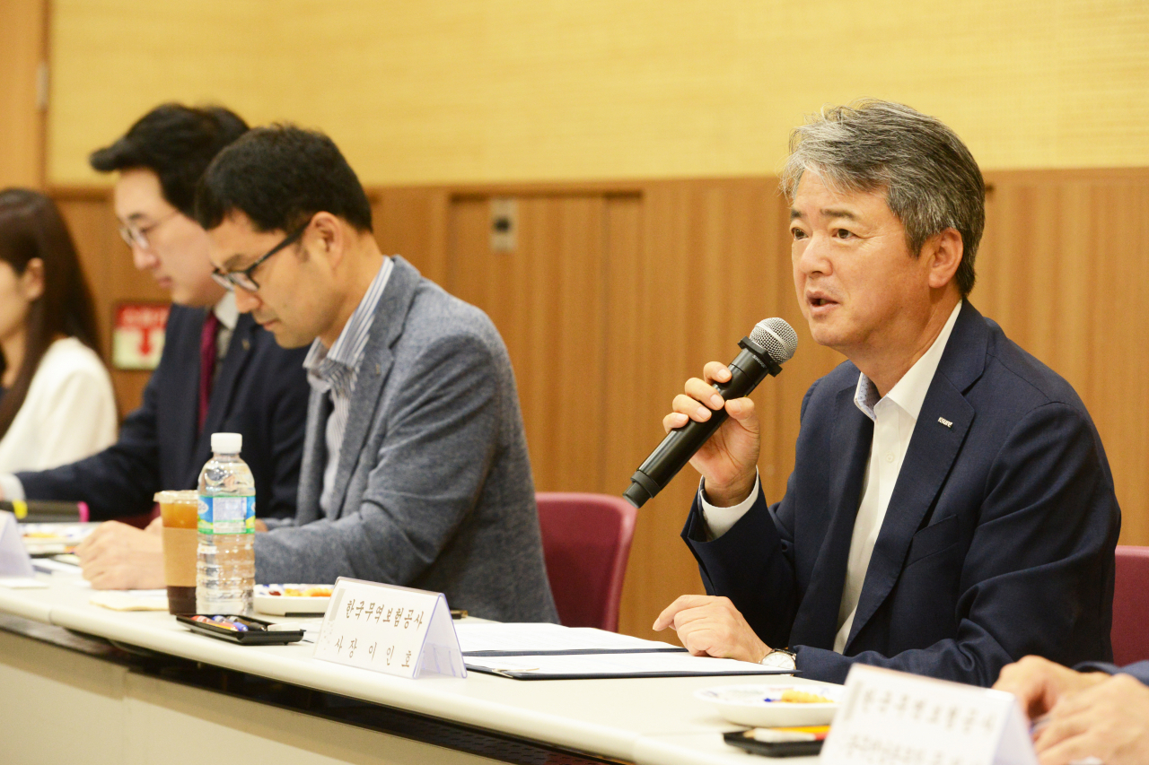 이인호(오른쪽 첫번째) 한국무역보험공사 사장이 21일 오후 광주광역시 김대중컨벤션센터에서 열린 전남 수출기업과 CEO 간담회에서 인사말을 하고 있다. ［ 한국무역보험공사 제공］