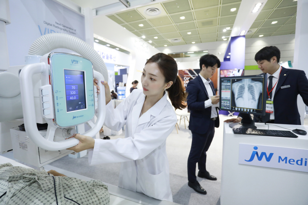 JW메디칼 직원이 21일 코엑스에서 자체 기술로 개발한 국산 디지털 엑스레이 ‘비딕스 비(VIDIX B)’를 소개하고 있다.
