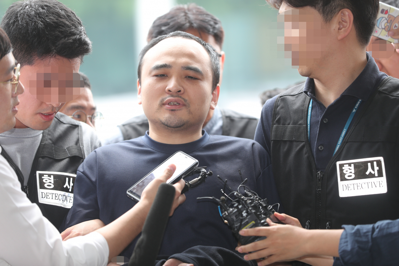 모텔 손님을 살해한 뒤 시신을 훼손해 한강에 유기한 혐의로 구속된 장대호가 21일 오후 경기 고양경찰서에서 취재진 질문에 답하고 있다. 경기북부경찰청은 지난 20일 신상정보공개 심의위원회를 열어 장대호의 실명, 얼굴, 나이 등 신상을 공개하기로 했다. [연합]