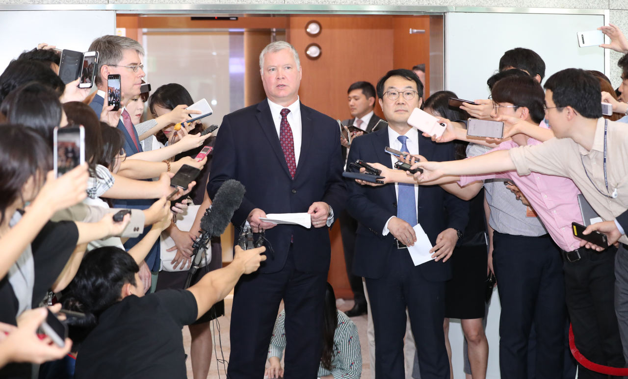 Representative for Korean Peninsula Peace and Security Affairs Lee Do-hoon (right) and US Special Representative for North Korea Stephen Biegun address the media at the Ministry of Foreign Affairs in Seoul on Wednesday. Yonhap