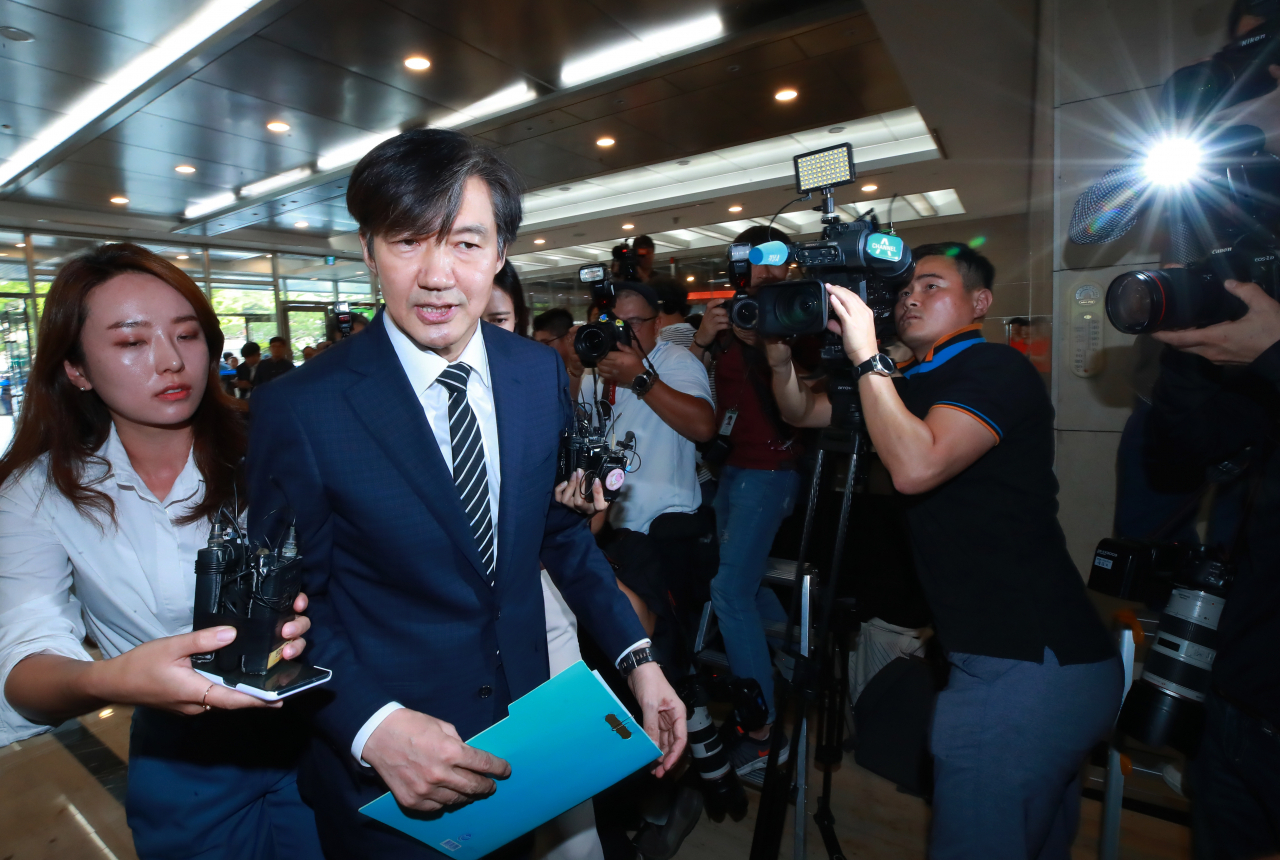 조국 법무부 장관 후보자가 21일 오전 서울 종로구 적선 현대빌딩으로 출근하며 불거진 의혹과 관련해 입장을 밝힌 뒤 인사청문회 준비 사무실로 들어가고 있다. 연합뉴스