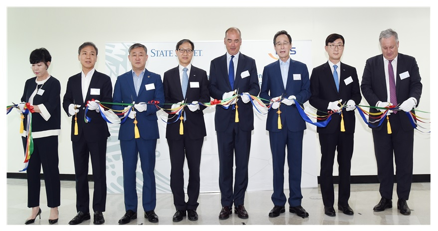 21일 국민연금 해외수탁은행 SSBT 전주 사무소 개소식에 참석한 국민연금공단 이사장 김성주(왼쪽에서 네 번째) 및 (왼쪽부터) 임영규 SSBT 서울지점대표, 김승수 전주시장, 도의회의장 송성환, SSBT 아태지역대표 이안 마틴, 도지사 송하진, 기금이사 안효준, 아태지역 고객서비스 총책임자 크리스 테일러가 기념촬영을 하고 있다.