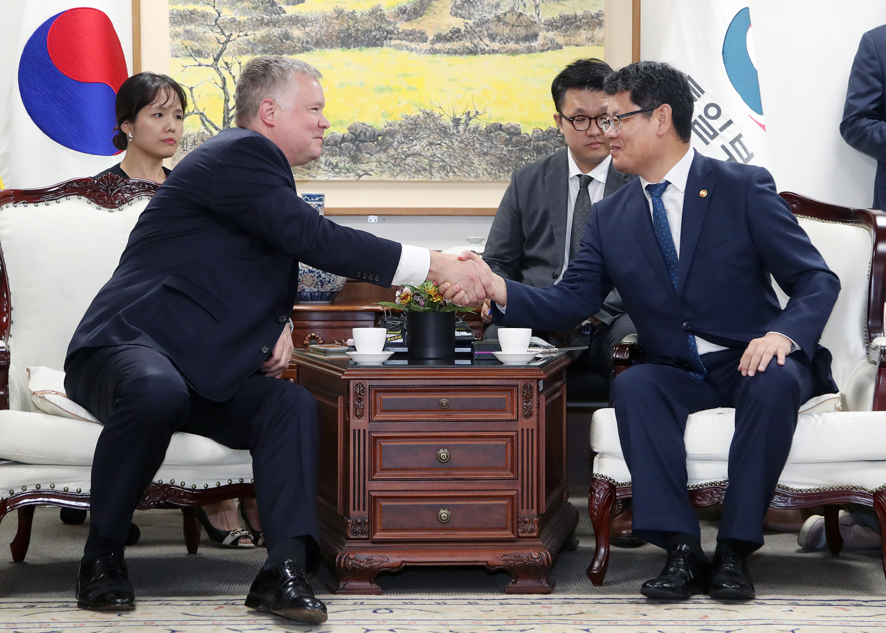 방한중인 스티븐 비건 미국 국무부 대북특별대표는 21일 북한의 답변이 오는대로 실무협상을 재개할 준비가 돼있다고 밝혔다. 비건 대표가 이날 오후 정부서울청사에서 김연철 통일부장관을 예방하고 있다. [연합]