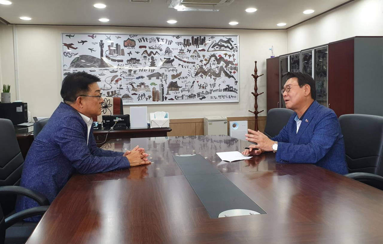 김교흥 위원장이 21일 허종식 인천시 균형잘전정무부시장과 만나 매립지특별회계와 관련해 이야기를 나누고 있다.