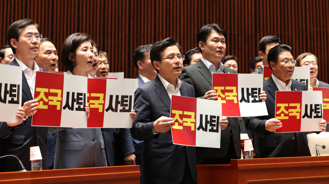 21일 국회 예결위회의장에서 열린 자유한국당 의원총회에서 황교안 대표와 나경원 원내대표 등 참석자들이 '조국 사퇴'를 외치고 있다. [연합]