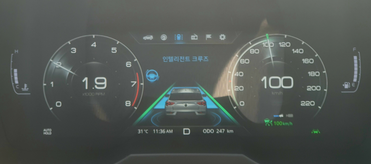 차간 거리와 차선을 유지하는 자율주행은 2.5레벨 수준으로 완성도가 높다. 고속에서도 안정적으로 조향을 보조한다. HUD(헤드업디스플레이)의 부재가 내심 아쉬운 이유다.[정찬수 기자/andy@]