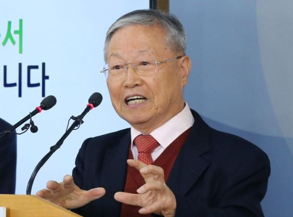 조국 법무부 장관 후보자의 서울대 스승인 최대권 서울대 명예교수가 21일 한 언론매체 기고글을 통해 “후보 사퇴든 장관 취임이든 법적 정의와 보편적 양심을 좇아 최선의 선택을 할 것을 기대한다”는 충고를 남겼다. [연합]