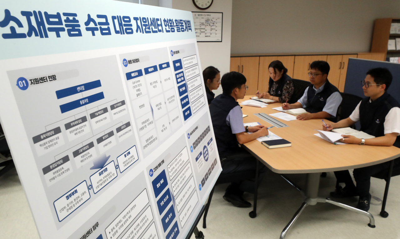 한일 무역마찰로 기업들의 일본산 소재 수입이 영향을 받을 것으로 예상되는 가운데 기업들의 애로사항을 해소하기 위해 서울 상공회의소에 차려진 소재부품 수급 대응 지원센터에서 직원들이 회의하며 의견을 나누고 있다. [연합]