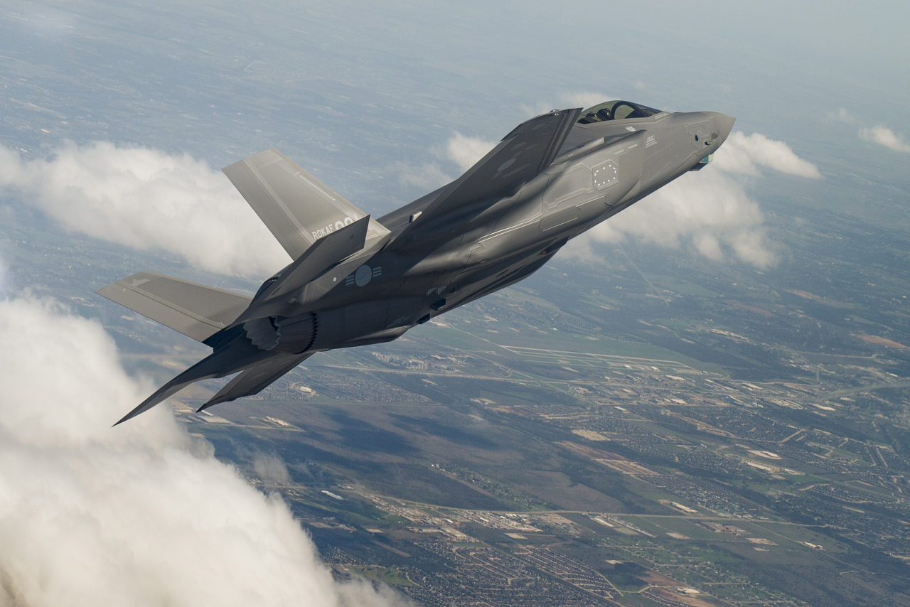 북한은 22일 외무성 대변인 담화를 통해 한국의 미국산 F-35A 스텔스 전투기 도입을 빌미로 군사적 위협을 동반한 대화에는 흥미가 없다고 밝혔다. 한국이 미국으로부터 도입한 F-35A 비행 장면. [헤럴드DB]