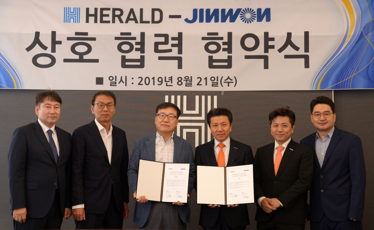 헤럴드와 진원무역은 21일 서울 용산구 후암동 헤럴드 본사에서 ‘상호발전을 위한 업무협약’을 체결했다. (왼쪽부터) 이날 행사에 참석한 전창협 헤럴드경제 편집국장, 정용식 헤럴드 상무이사, 권충원 헤럴드 대표이사, 오창화 진원무역 대표이사, 오충화 진원무역 전무이사, 이강철 진원무역 영업부장 [사진=박해묵 기자/mook@heraldcorp.com]