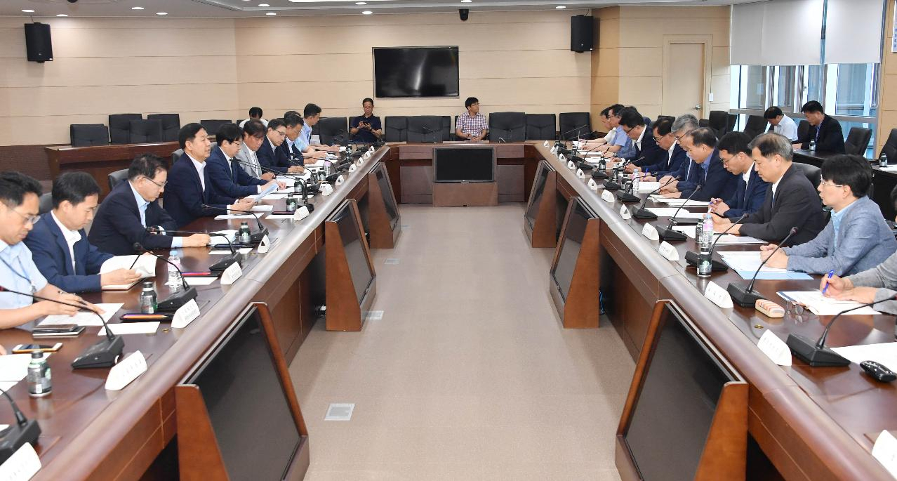 정부가 재정확대와 함께 집행실적 제고에 적극 나서 지난해 집행률이 역대 최고 수준을 기록했지만 실제 최종적인 집행은 이에 미치지 못하는 것으로 나타났다. 사진은 지난 5일 정부세종청사에서 진행된 ‘추경 집행을 위한 긴급 재정 관리점검회의’ 모습. [기획재정부 제공]