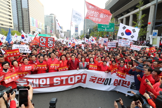 지난 4월20일 오후 서울 종로구 세종문화회관 앞에서 열린 ‘문재인 STOP(멈춤), 국민이 심판합니다’에서 자유한국당 황교안 대표와 나경원 원내대표를 비롯한 참석자들이 청와대 방향으로 가두행진을 하고 있다. [연합]