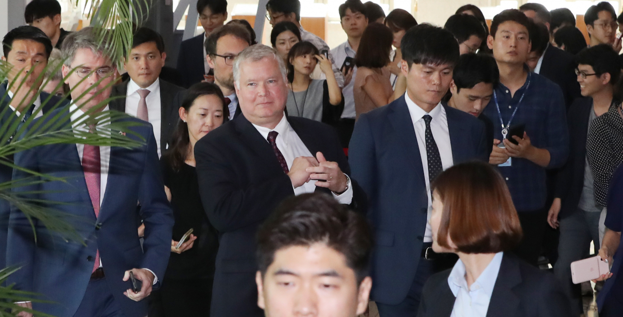 스티븐 비건 미 국무부 대북특별대표가 전날 이도훈 외교부 한반도 평화교섭본부장과 회동을 가진 뒤 서울 도렴동 외교부 청사를 나서고 있다. [연합]