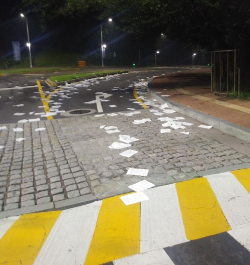 지난 21일 전대협 이라는 이름을 내건 보수 성향 단체가 조국 법무부 장관 후보자를 조롱하는 내용의 전단지를 서울대 관악캠퍼스에 살포했다. [사진=서울대 학생 커뮤니터 스누라이프]