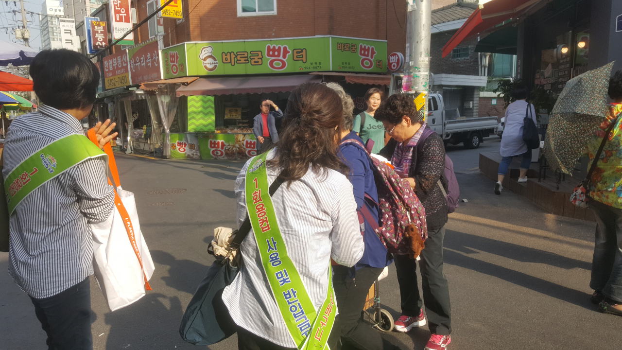 지난 5월 도봉구 공공기관내 1회용컵 반입금지 및 친환경 장바구니 사용 홍보진행 모습. [도봉구 제공]
