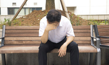 평소 일에 몰두할 수 없을 정도의 피로감을 자주 느끼거나 오른쪽 윗배 통증이 느껴질 때에는 지방간을 의심해 보아야 한다. [고려대 안산병원 제공]