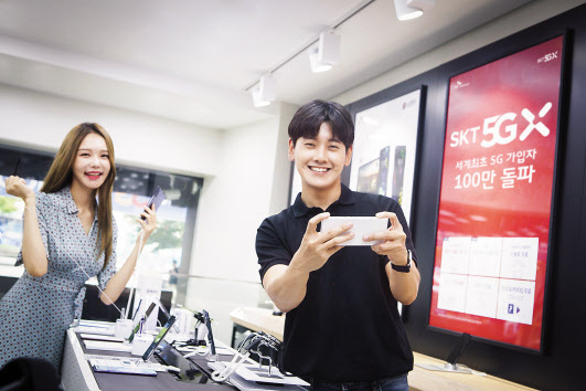 SK텔레콤 모델이 5G 가입자 100만명 돌파를 안내하고 있다. [SK텔레콤 제공
