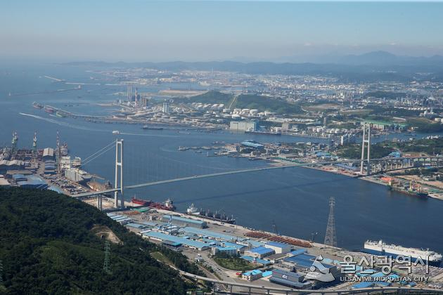 울산대교는 남구 매암동~동구 일산동 길이 8.38㎞(본선 5.62㎞, 연결로 2.76㎞), 2~4차로 규모로 지난 2015년 5월 말 준공해 2045년 6월까지 울산하버브릿지㈜에서 운영하는 민자 도로다.