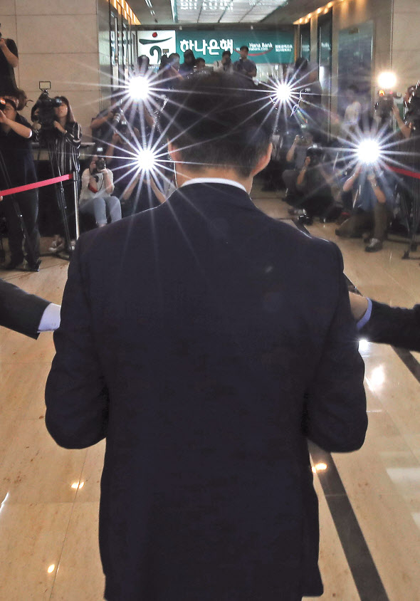 조국 법무부 장관 후보자가 22일 오전 인사청문회 준비 사무실이 마련된 서울 종로구 적선현대빌딩으로 출근하며 취재진의 질문에 답하고 있다. [연합]