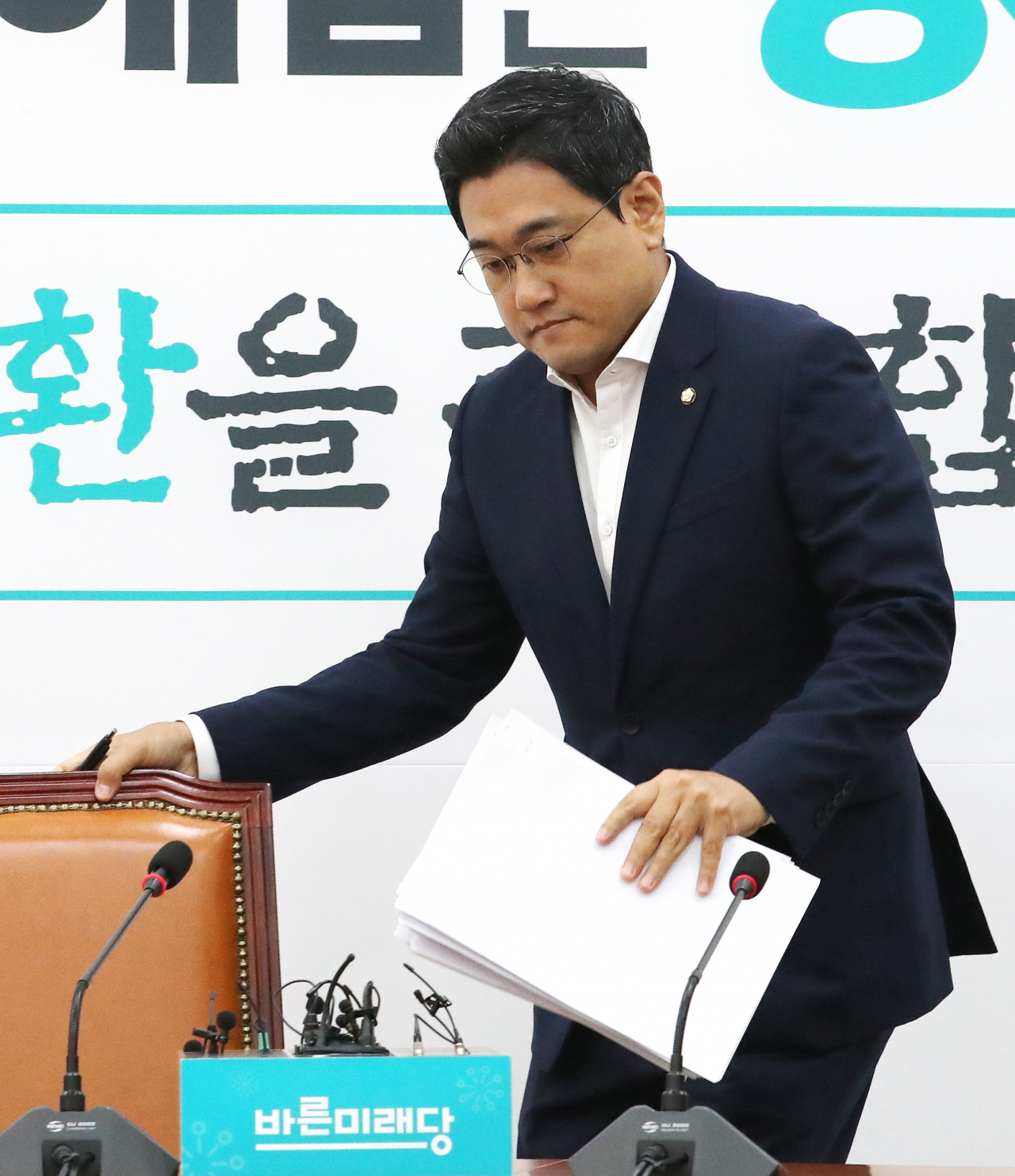오신환 바른미래당 원내대표가 22일 오전 국회에서 열린 원내대책회의에 참석하고 있다. [연합]