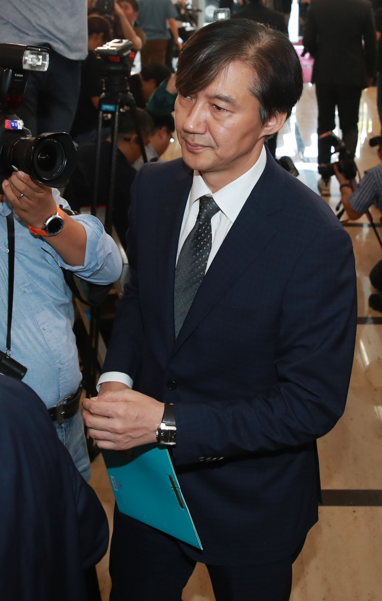 조국 법무부 장관 후보자가 22일 오전 인사 청문회 준비단 사무실이 마련된 서울 종로구 적선현대빌딩으로 출근하고 있다. [연합]